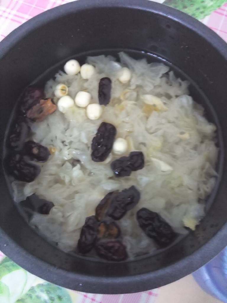 红枣银耳百合莲子羹,把所有材料放入锅内，加入适量的水。