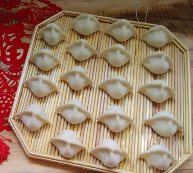 饺子,饺子底部蘸干面粉，放在高粱杆盖帘上摆放整齐