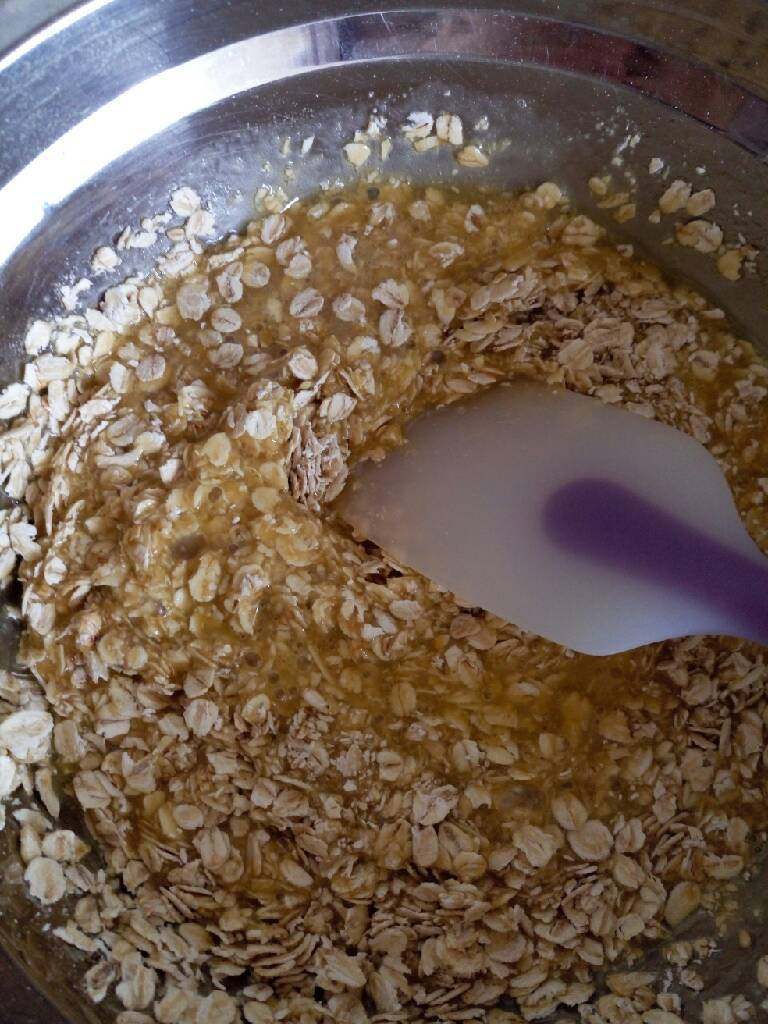 燕麦腰果饼干,加入燕麦片拌匀后，再加入过筛好的所有粉类。翻拌成面团的样子！
