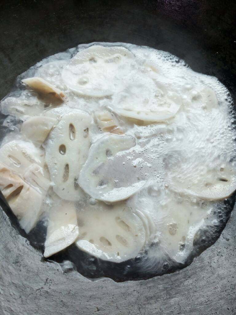 炒藕片,锅中放水煮沸后加入藕片汆烫1~2分钟左右捞出来过凉水