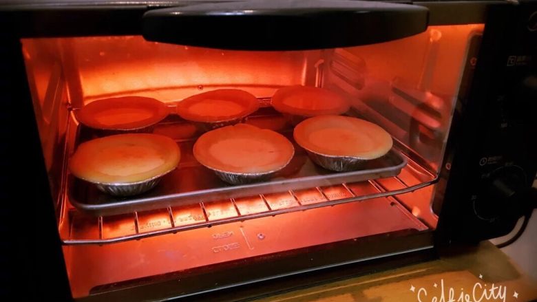 原味蛋挞,之后将蛋挞放入烤箱，烤箱的温度各家烤箱不一样，只要将蛋挞放置中下层就可以，怕烤焦就时刻注意就可以了