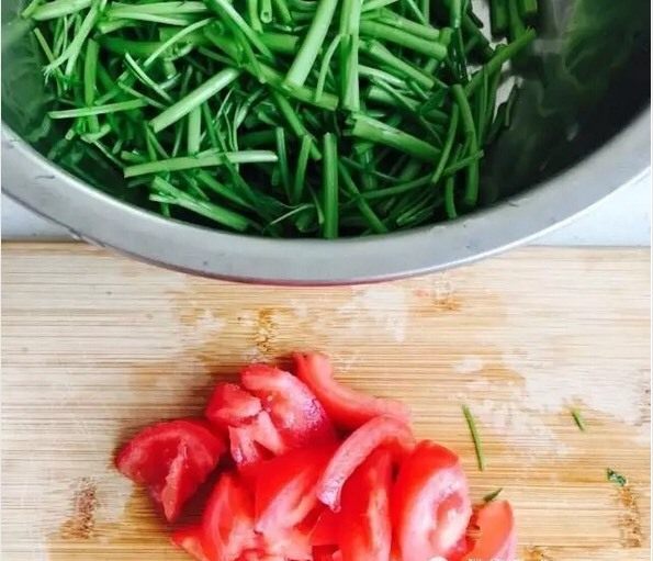西红柿炒空心菜 素食超简单快手菜,西红柿洗净去皮切块备用。
