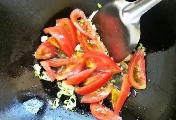 西红柿炒空心菜 素食超简单快手菜,热锅凉油，蒜片爆香，先入西红柿炒出汁水，然后把空心菜放入翻炒1分钟左右。
