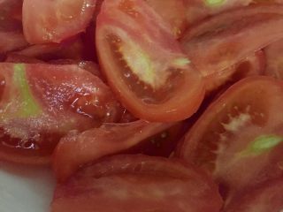 酸甜排骨,用番茄做酸甜酱，首先把番茄用热水烫3到5分钟然后剥皮，剥完皮切小块做准备。
