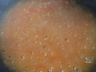 酸甜排骨,锅放少许油，热锅后把番茄放进，开中火，用锅铲把番茄压烂成泥，再放进2到3勺糖。翻炒快成酱状时准备下料