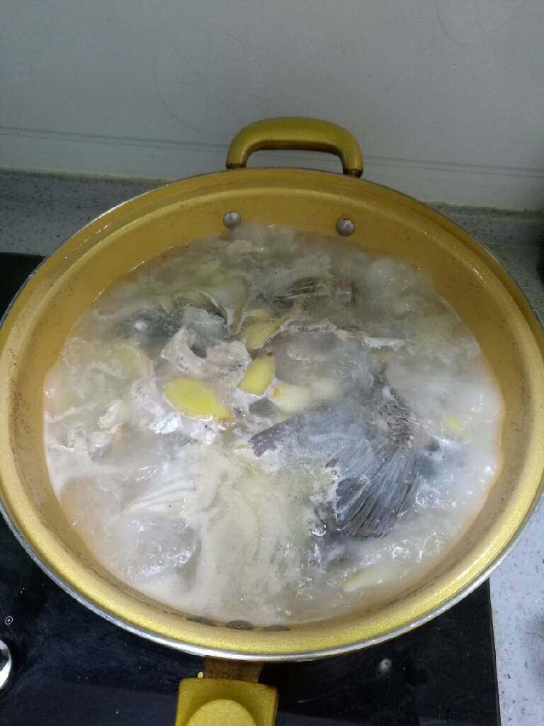 川江鱼,先将蒜放油锅炸变黄，再放入姜稍炸，放入鱼骨煸炒片刻加开水大火煮至白汤