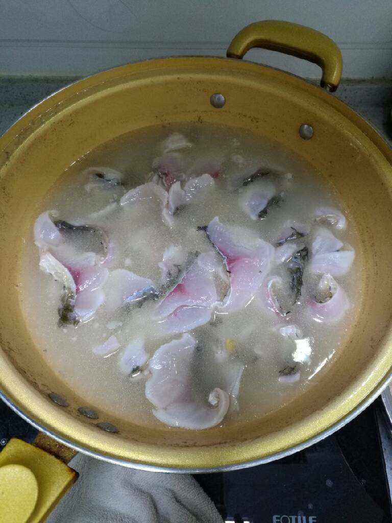 川江鱼,用漏勺捞出鱼骨等放入盆底，汤中加入盐、鸡精煮沸，加入鱼片煮开
