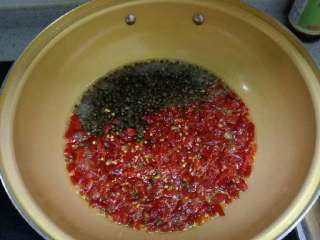 川江鱼,洗净锅倒入油一碗许，加入辣椒和花椒炸香，浇到盛鱼的盆中