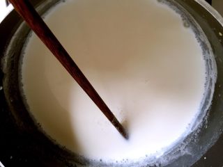木瓜牛奶冻,锅里放牛奶，加白糖加热至70度左右，搅拌糖融化，不要煮开，关火。放入融化的吉利丁浆，搅拌均匀至全部融化？