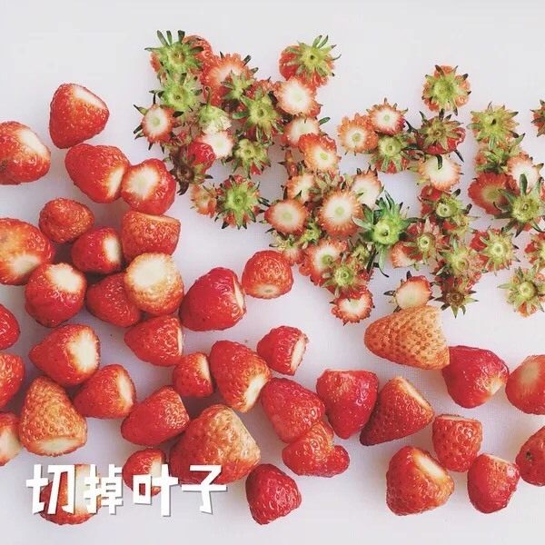 自制草莓酱,切掉叶子