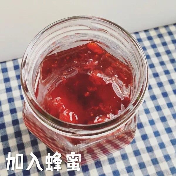 自制草莓酱,加入<a style='color:red;display:inline-block;' href='/shicai/ 865'>蜂蜜</a>