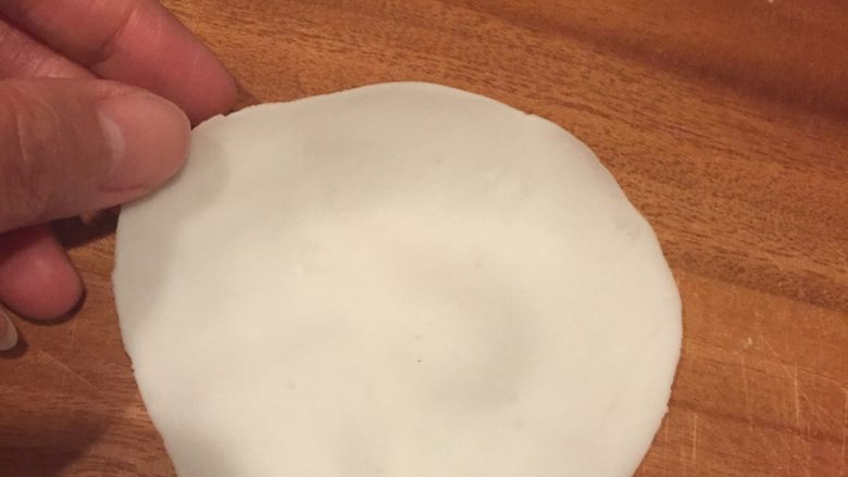 水晶饺,取一小块，擀成饺子皮大小的圆形薄片