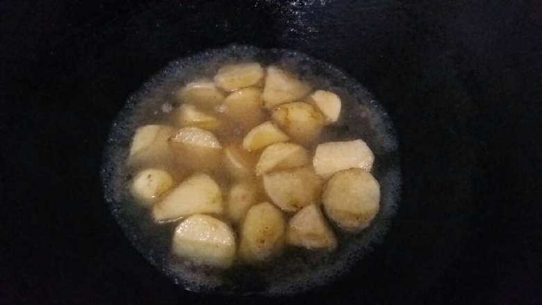 咖喱鸡🐔薯仔（超浓椰浆）,加水，末过薯仔就可以了，这个不容易熟！至少要焖个一两分钟再加咖喱料块