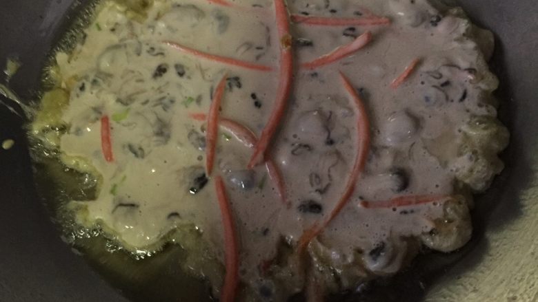 海蛎饼,热锅冷油，倒入食材