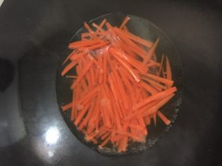 自制寿司,萝卜切条后下锅烫滚 