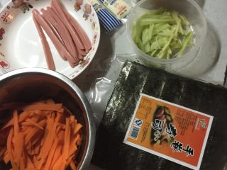 自制寿司,萝卜滚烫后备用，火腿和青瓜均切成长条