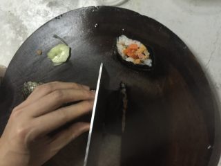 自制寿司,铺好后卷成长条，小心地切成小方块就可以食用了哦