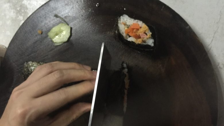 自制寿司,铺好后卷成长条，小心地切成小方块就可以食用了哦