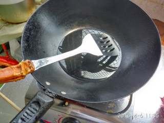 青蒸鱼,锅里放点油烧开。淋在鱼身上。在倒点酱油。