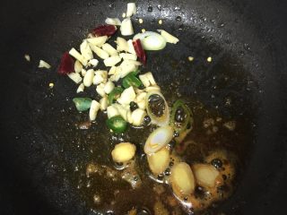 油焖大虾,锅内留鲜虾油加葱姜蒜等爆锅 