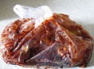香烤梅花肉,系好食品袋，用手将肉抓匀，放入冰箱冷藏10小时以上