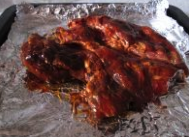 香烤梅花肉,腌好的肉入铺有锡纸的烤盘，上面刷上腌肉汁