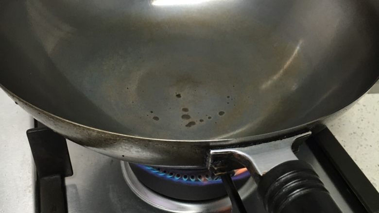 莴笋叶炒虾仁,热锅，不放油，等锅烧热后在加入油，这叫热锅冷油，这步很关键，能不能炒出弹性十足的虾就看这步了！