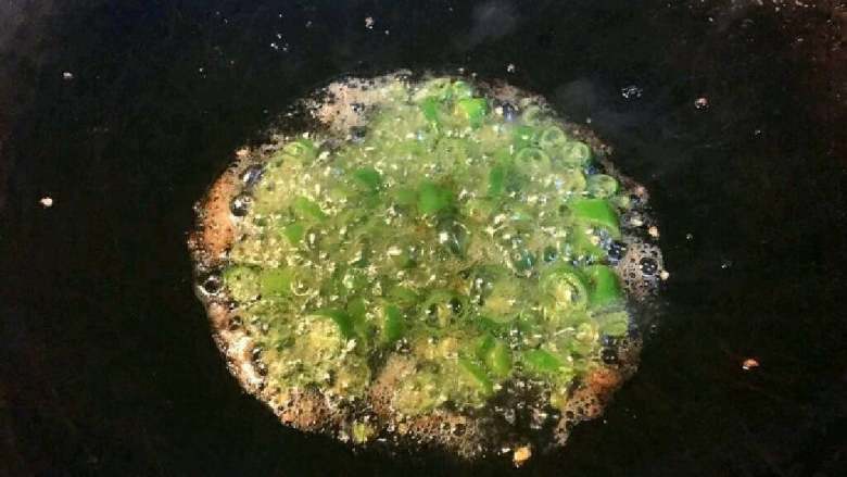 椒香馋嘴鱼,
5.起一锅热油，油最好多一点，放切好的青椒下锅爆一下！