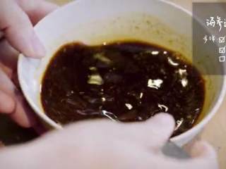 老北京炒疙瘩&海参过油肉,在小碗中依次倒入酱油、糖、胡椒粉、生粉，搅拌均匀后先放置一旁
