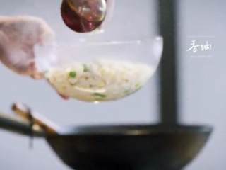 老北京炒疙瘩&海参过油肉,捞出面块儿、青豆、黄豆，倒入香油，均匀搅拌