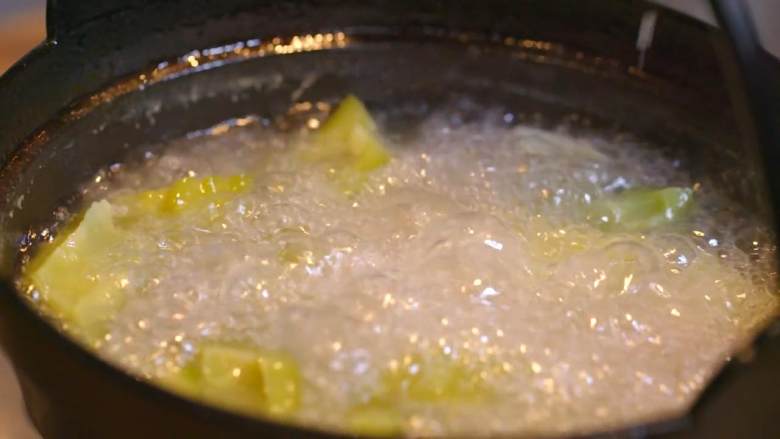杭椒牛柳&苦瓜排骨汤,煮好苦瓜排骨汤后关火端出
