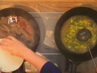 啤酒鸭&上海菜泡饭,倒入煮有大葱和香菇的热水，魔芋条儿倒入第一个炒锅