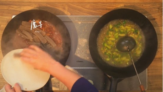 啤酒鸭&上海菜泡饭,倒入煮有大葱和香菇的热水，魔芋条儿倒入第一个炒锅
