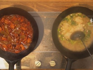 啤酒鸭&上海菜泡饭,倒入香菇丁、盐翻炒，倒入米饭