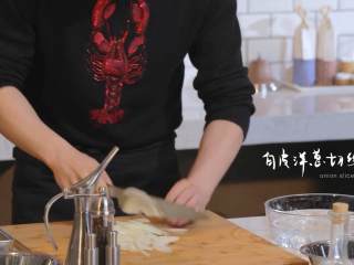 日式厚烧玉子&嫩煎小牛里脊,洋葱切丝，放入装有冰块的碗中