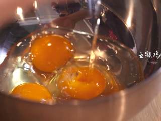 日式厚烧玉子&嫩煎小牛里脊,盆内打入五颗鸡蛋，将适量淡口酱油、味淋、清酒倒入小碗中