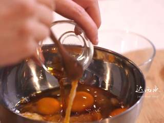 日式厚烧玉子&嫩煎小牛里脊,再倒入熬煮好的达西水，搅拌均匀
