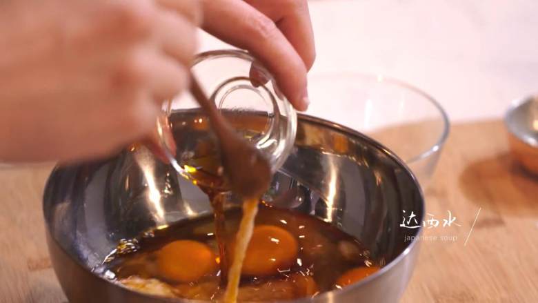 日式厚烧玉子&嫩煎小牛里脊,再倒入熬煮好的达西水，搅拌均匀