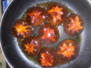 烤香菇,然后把香菇拿出来，给锅里倒油，把腌制好的香菇放进去。