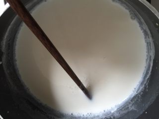双色牛奶木瓜布丁杯,150毫升牛奶加30g糖加热，边搅拌至糖融化。