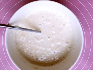 双色牛奶木瓜布丁杯,牛奶50毫升加吉利丁粉5g搅拌，泡软，隔水加热搅拌至融化。