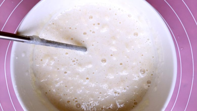 双色牛奶木瓜布丁杯,牛奶50毫升加吉利丁粉5g搅拌，泡软，隔水加热搅拌至融化。