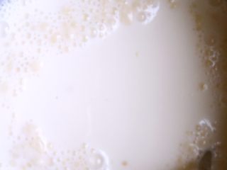双色牛奶木瓜布丁杯,牛奶加热至7～80度左右关火，放入吉利丁牛奶糊，搅拌溶化，筛网过滤。