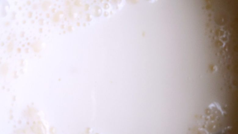 双色牛奶木瓜布丁杯,牛奶加热至7～80度左右关火，放入吉利丁牛奶糊，搅拌溶化，筛网过滤。