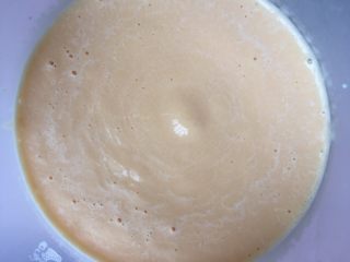 双色牛奶木瓜布丁杯,另取一碗加50毫升水和5g吉利丁粉隔水融化，放入打好的木瓜牛奶糊中拌匀。