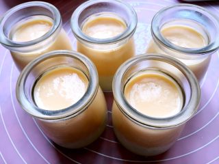 双色牛奶木瓜布丁杯,倒入牛奶布丁瓶中，继续放冰箱冷藏，凝固后即可食用。