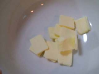 酸甜软牛轧糖,先将黄油切小块放入微波炉叮一下，让黄油融化