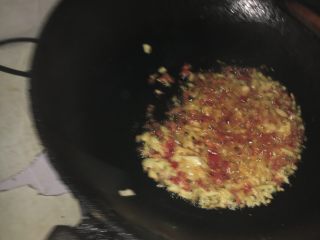 清蒸草鱼,2、油热后放入姜末蒜末辣椒爆香，加入鱼身！