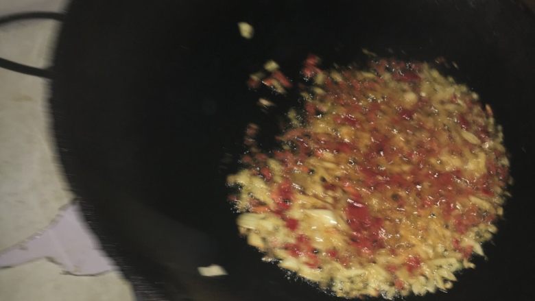 清蒸草鱼,2、油热后放入姜末蒜末辣椒爆香，加入鱼身！