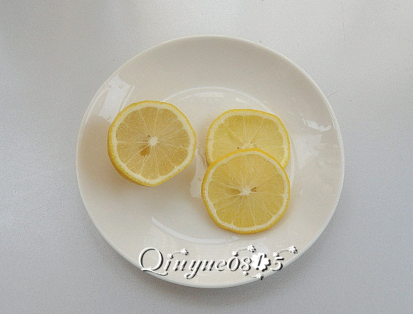 柠檬蜂蜜水 #健康美颜餐#,把柠檬切薄片